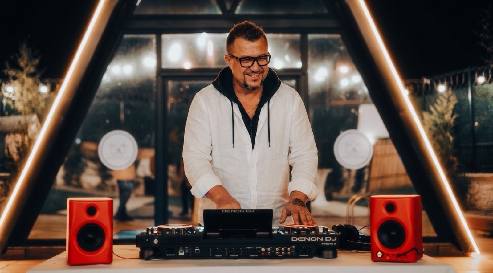 DJ NEO 75 przy konsolecie