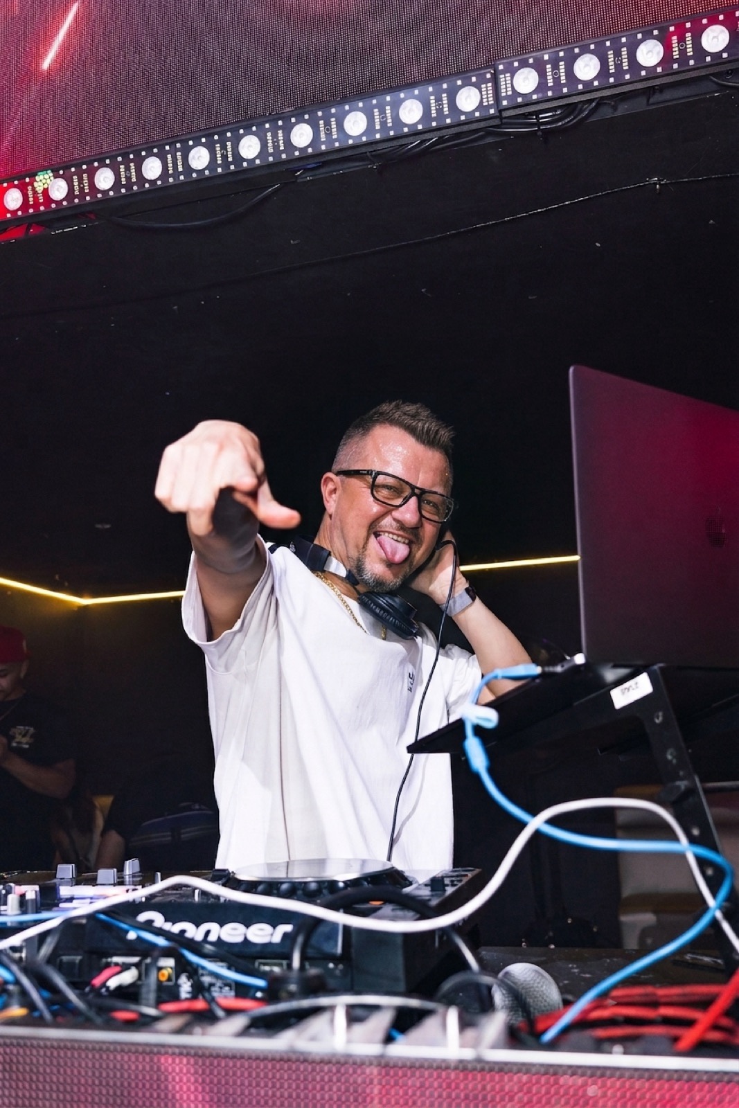 DJ NEO 75 przy konsolecie